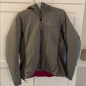 Arc’teryx LT atom grey zip with magenta lining XL